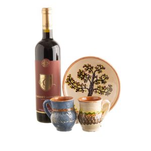 Coș cadou cu ceramică de tradiție și un vin bun "O CUPĂ DE IUBIRE"