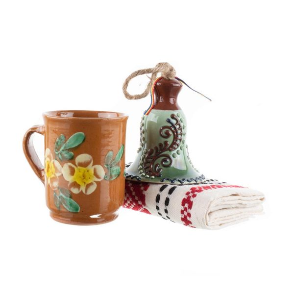 Pachet cadou de Craciun cu clopotel de Bledea, cana din ceramica de Kuty si stergar traditional