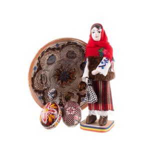 Pachet cadou de Paște cu farfurie de Horezu, 2 ouă încondeiate manual cu ceară și statuetă ceramică Bucovina