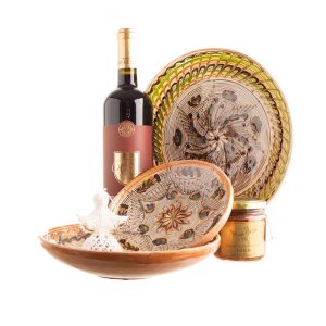 Coș cadou cu ceramică de Horezu vin roșu și zacuscă de ghebe  "DIN INIMA SATULUI"