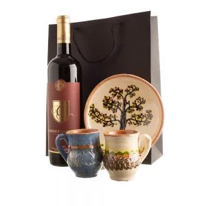 Coș cadou cu ceramică de tradiție și un vin bun "O CUPĂ DE IUBIRE"