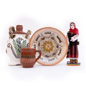 Coș cadou cu obiecte tradiționale din Moldova, Oltenia și Ardeal  "MAREA UNIRE"