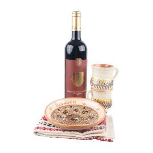 Pachet cadou de Craciun cu doua cani si o farfurie din ceramica de Horezu, un stergar traditional si vin cabernet sauvignon Averesti