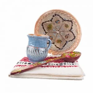 Pachet cadou cu cana si farfurie ceramica de Horezu, lingura pictata manual si stergar traditional