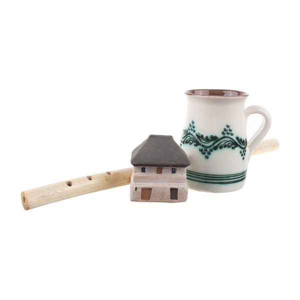 Pachet cadou de Craciun cu cana din ceramica Sitar Baia Mare, fluier din lemn si casuta taraneasca din lut