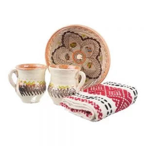 Pachet cadou de Craciun cu doua cani si o farfurie ceramica Horezu si un stergar traditional (cod 1215)