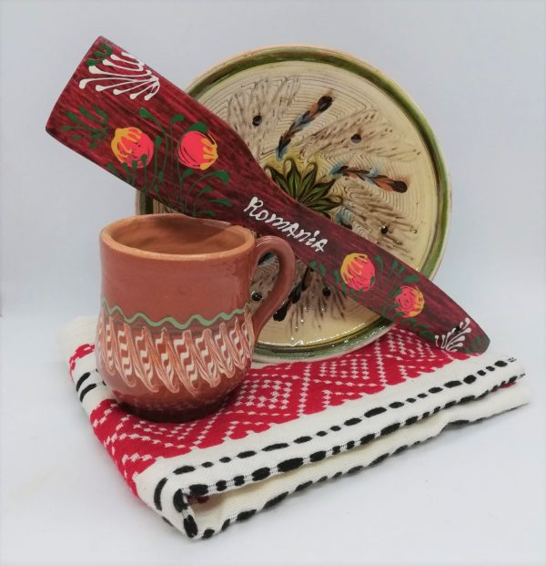 Pachet cadou cu cana si farfurie ceramica de Horezu, lingura/paleta pictata manual si stergar traditional
