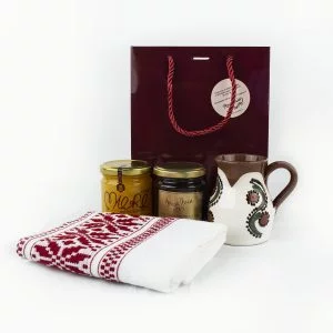 Pachet cadou cu cana ceramica de Sitar Baia Mare, miere, dulceata si stergar traditional