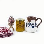 Pachet cadou cu cana ceramica de Sitar Baia Mare, miere, ou natural incondeiat si stergar traditional