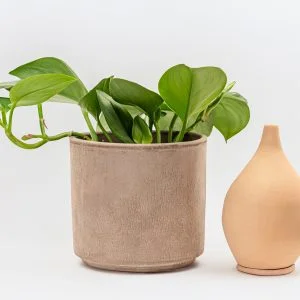 Vas ceramic lucrat si pictat manual pentru udat plantele - model picaturi 350 ml