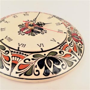 Ceas din ceramica colorata de Corund pictat manual cu motiv traditional, diametru 25 cm