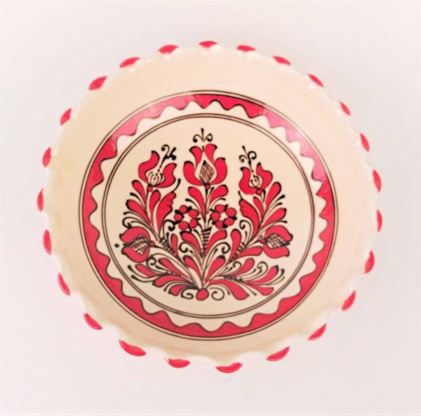 Castron ceramica rosie de Corund cu 3 picioare si margine ondulata, diametru 26 cm