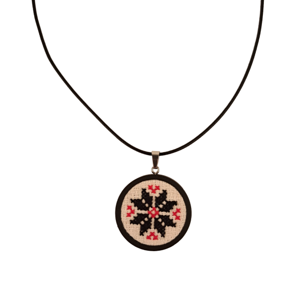 Colier cu medalion cusut manual cu motive traditionale - floare neagra