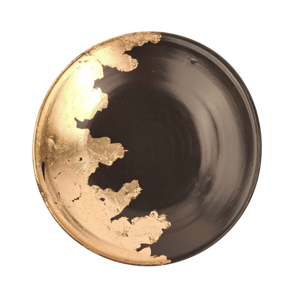 Platou din ceramica neagra de Marginea decorat cu foita de aur