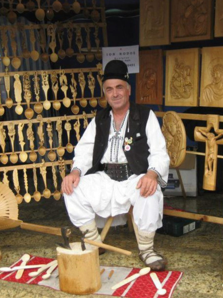 Lingura sculptată în lemn de maestrul Ion Rodoș - Vase traditionale