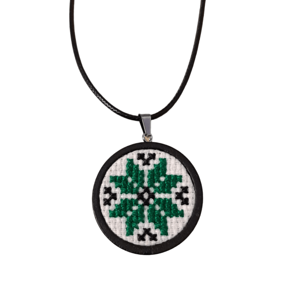 Colier cu medalion motive traditionale cusut manual - floare verde pe lemn negru