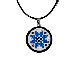 Colier cu medalion 3 cm motive traditionale cusut manual - floare albastra