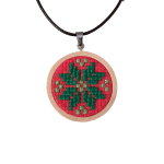 Colier cu medalion motive traditionale cusut manual - floare verde inchis pe rosu