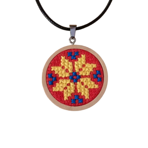 Colier cu medalion motive traditionale cusut manual - floare galbena pe rosu Colier cu medalion motive traditionale cusut manual - floare galbena pe rosu