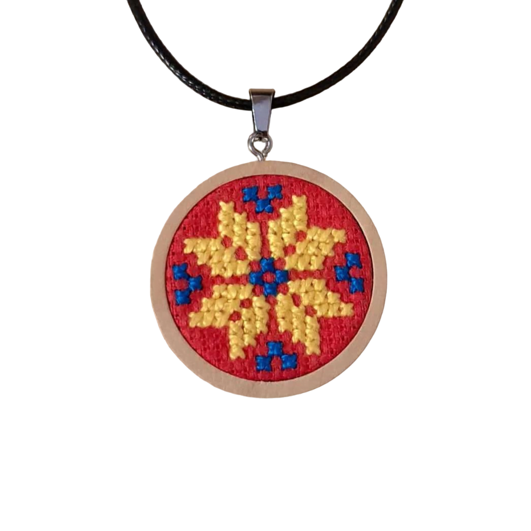 Colier cu medalion motive traditionale cusut manual - floare galbena pe rosu Colier cu medalion motive traditionale cusut manual - floare galbena pe rosu