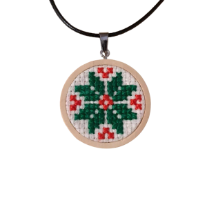 Colier cu medalion motive traditionale cusut manual - floare verde pe alb