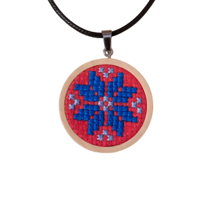 Colier cu medalion motive traditionale cusut manual - floare albastra pe rosu