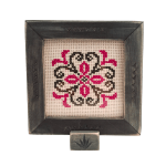 Rama din lemn sculptata manual cu model traditional cusut pe etamina 16x16 cm - modele diverse