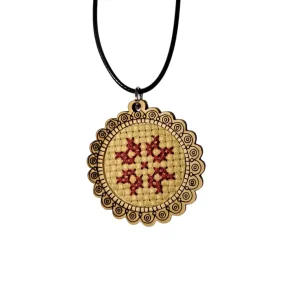 Colier cu medalion din lemn si etamina cusuta manual - motiv floare verde