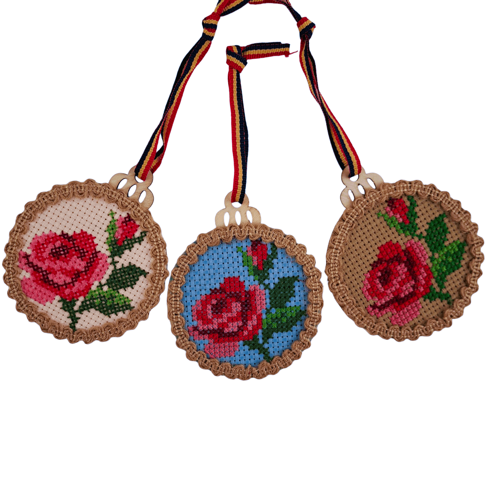 Decorațiune Crăciun - etamina cusută manual pe suport din lemn - model trandafir Decorațiune Crăciun - etamina cusută manual pe suport din lemn - model trandafir