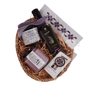 Pachet cadou "Mov" - cos cu sirop, dulceata, serbet de lavanda si doua obiecte cusute manual (cod CAD1432) Pachet cadou "Mov" - cos cu sirop, dulceata, serbet de lavanda si doua obiecte cusute manual (cod CAD1432)